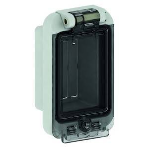 Biała, prostokątna osłona ochronna z klapą i centralnym zawiasem. Stosowana w instalacjach elektrycznych dla zapewnienia bezpieczeństwa.