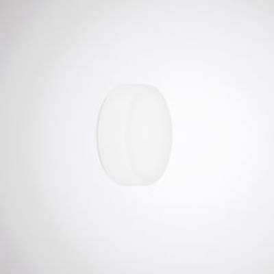 Biała, okrągła i minimalistyczna lampa ścienna na prostym, białym tle.