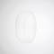 Okrągła, biała lampa ścienna o prostym designie, równomiernie oświetlająca przestrzeń. Umieszczona jest w nowoczesnym, minimalistycznym pomieszczeniu.