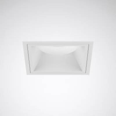Biała kwadratowa lampa sufitowa w minimalistycznym stylu, zamontowana w płaskim suficie.