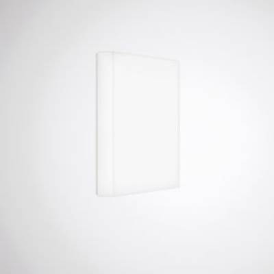 Widać pustą, białą, prostą przestrzeń z zamkiem zawieszoną na ścianie. Otoczenie jest urządzone w stylu minimalistycznym.