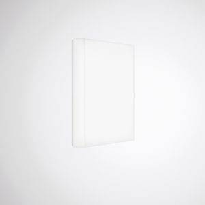 Prosty, kwadratowy, biały obiekt o minimalistycznym designie na białej ścianie.