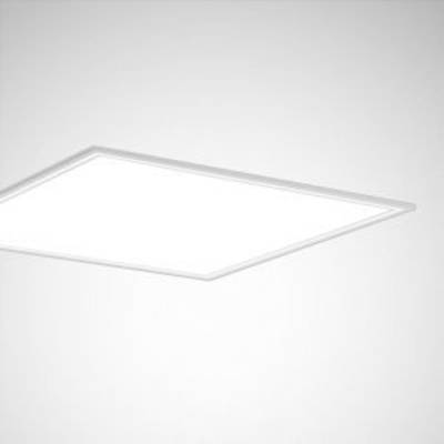 Kwadratowy panel LED na suficie świeci jasno i równomiernie, zapewniając nowoczesne oświetlenie we wnętrzu.