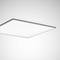 Kwadratowa lampa sufitowa o nowoczesnym, płaskim designie w jasnym pomieszczeniu.