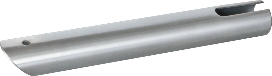 Zbliżenie srebrnej metalowej cylindrycznej rury lub rury z wycięciem i zaokrąglonym otwartym końcem, pokazane na białym tle.