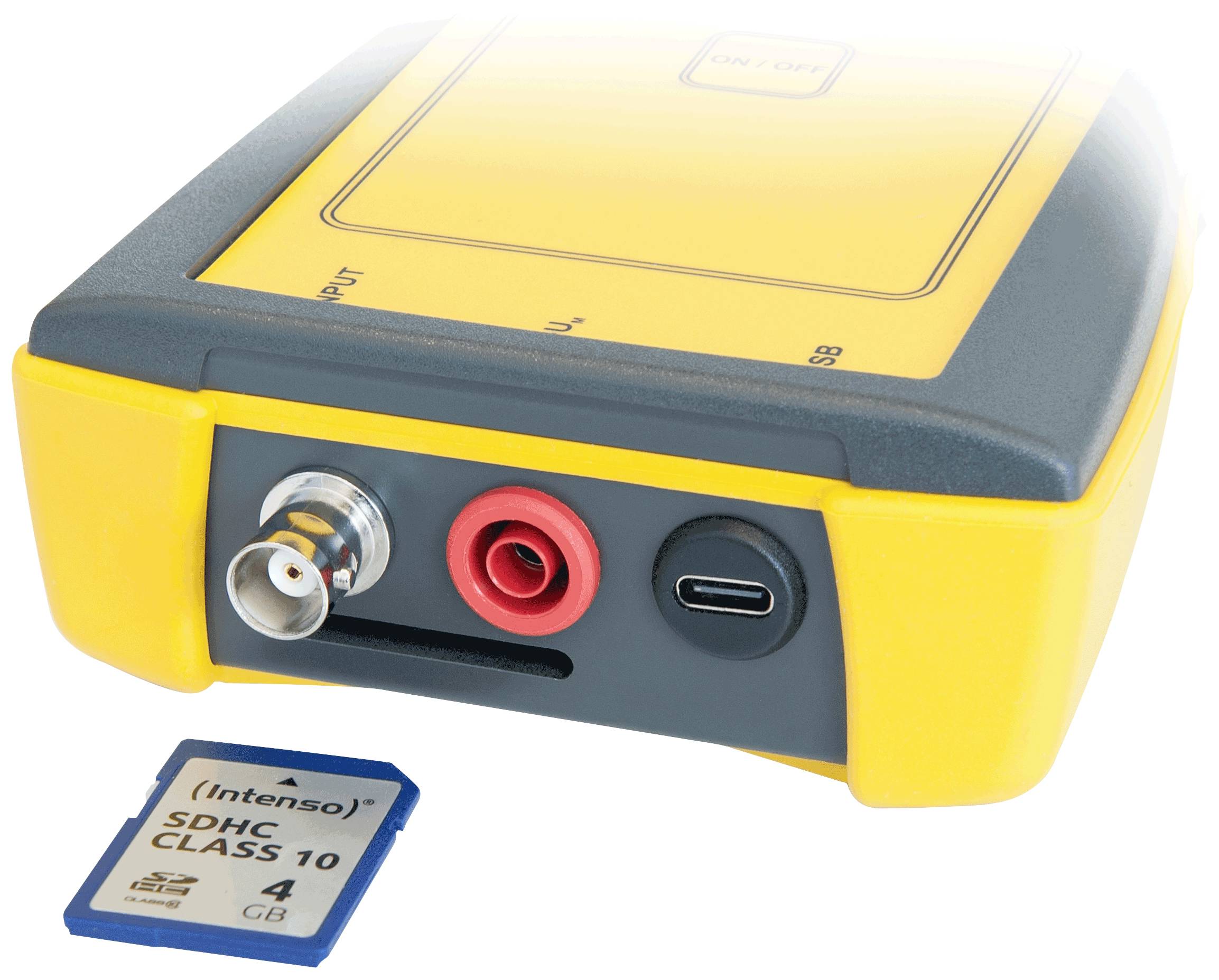 Cyfrowe urządzenie pomiarowe w żółnej obudowie z przyłączami, obok karta SD o pojemności 4 GB pamięci.