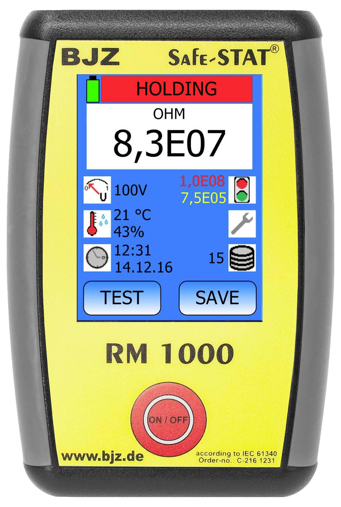 Ręczne urządzenie do pomiaru rezystancji elektrycznej, wyświetlające aktualny opór 8,3E07 omów. Dodatkowe wskazania: temperatura 21°C, wilgotność powietrza 43%, przyciski testowania i zapisu.