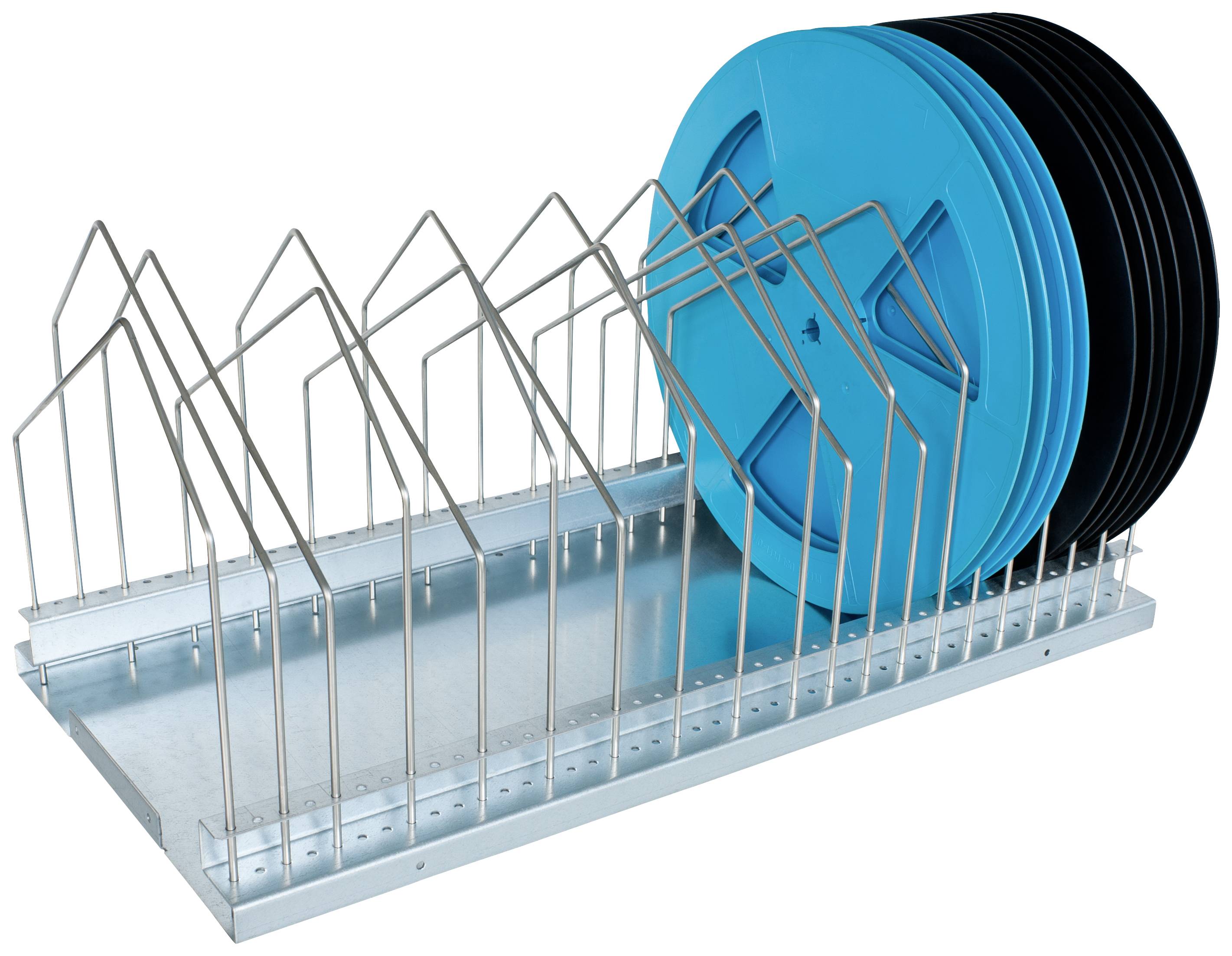 Metalowy stojak z wieloma szczelinami, w których pionowo stoją duże niebieskie i czarne plastikowe krążki.