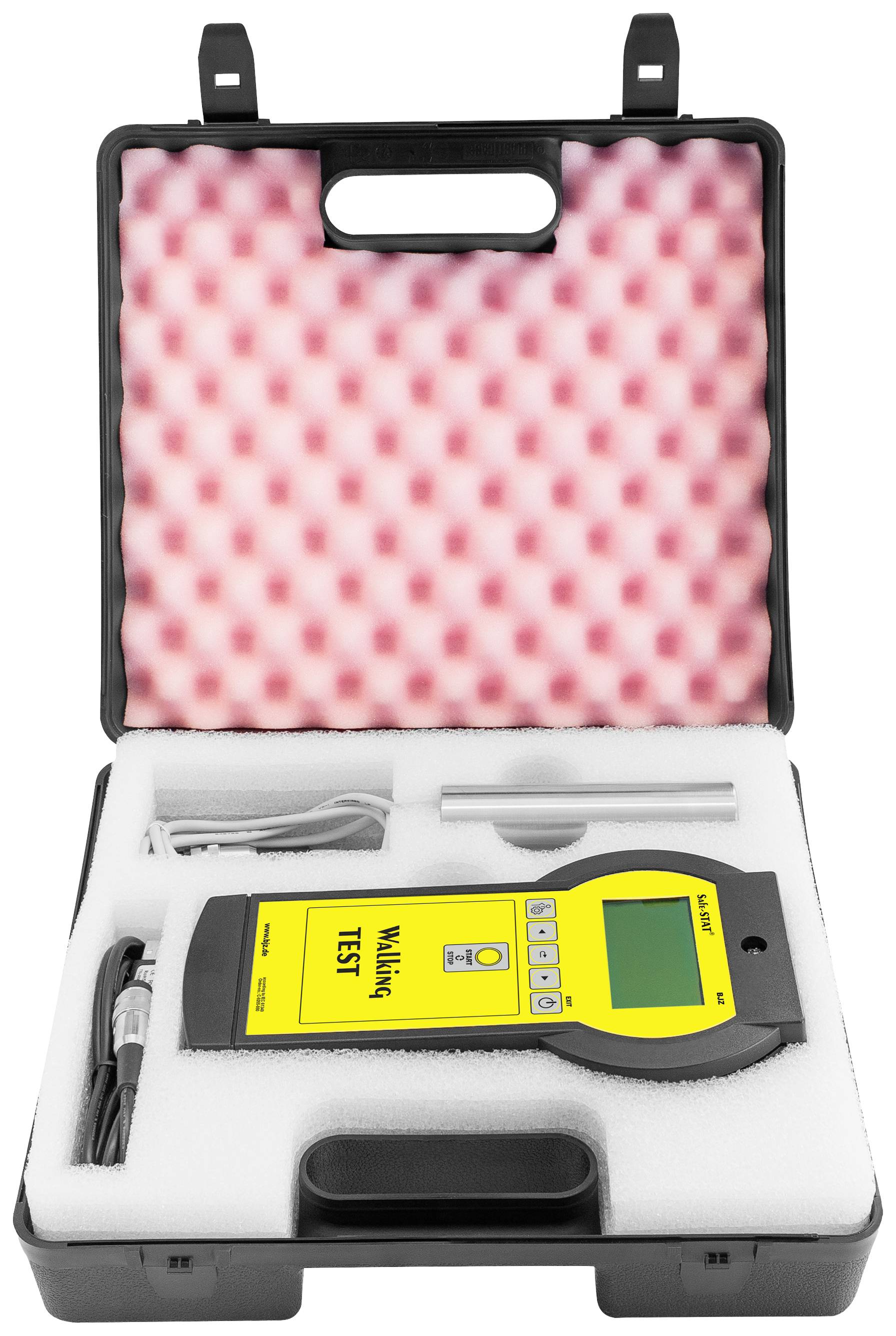 Otwarty czarny kufer z wyścieleniem piankowym. W środku znajduje się żółte cyfrowe urządzenie pomiarowe z kablami do testów materiałowych.