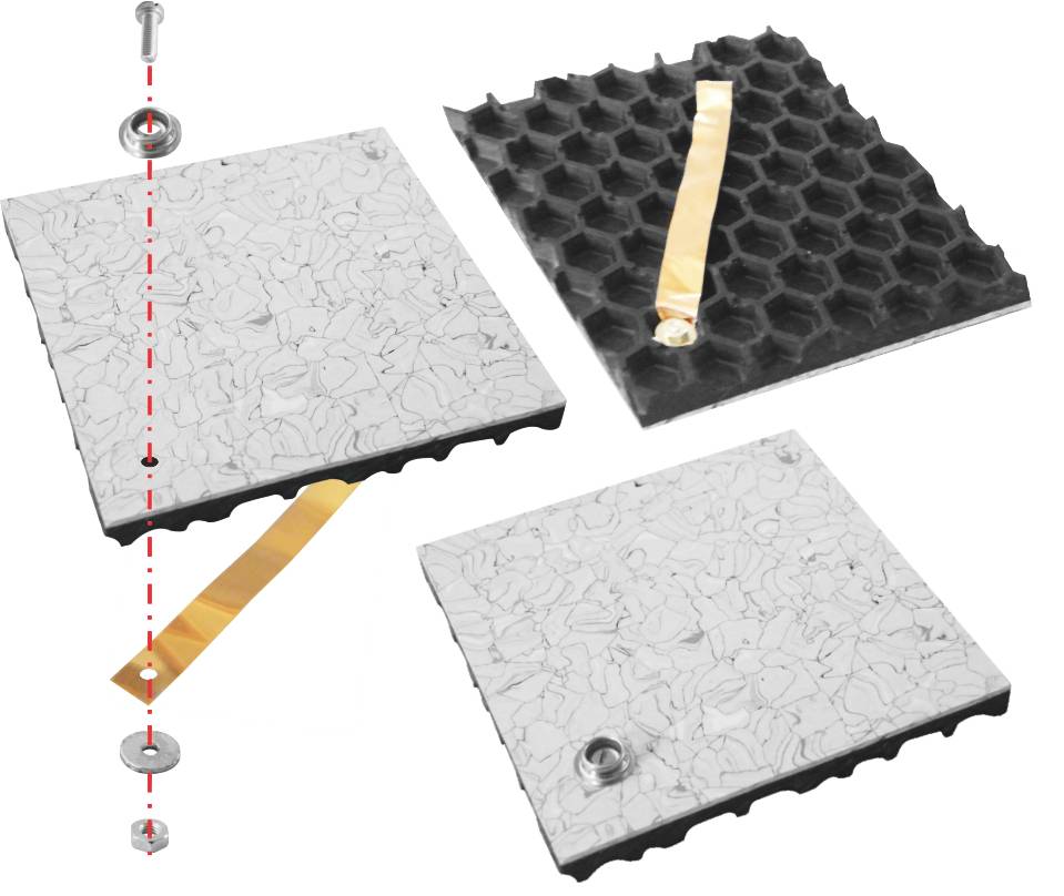 'Trzy kwadratowe płyty z śrubami i uszczelkami, połączone pasem. Jedna płyta posiada strukturę plastra miodu od spodu.'