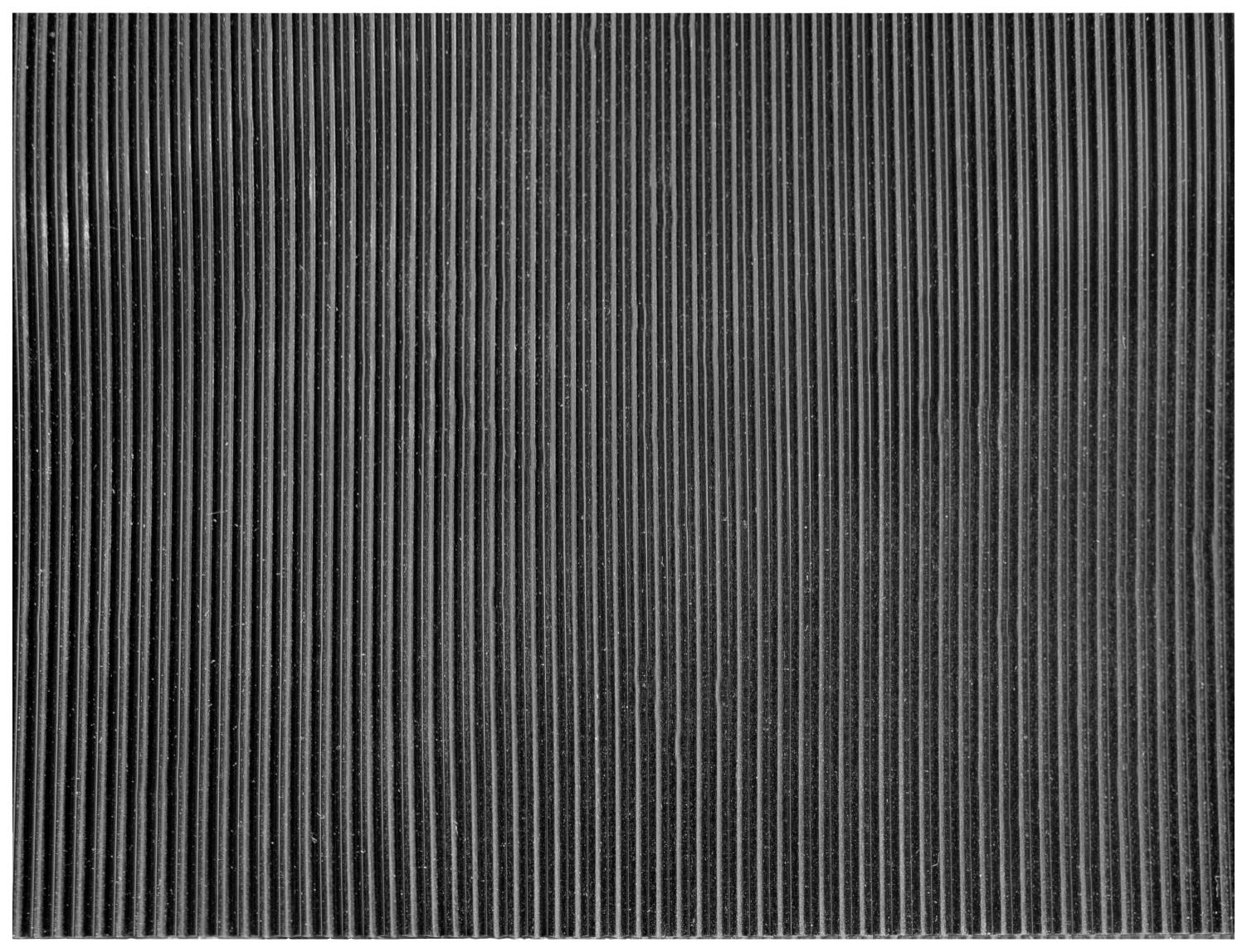 Czarno-białe tło z równolegle przebiegającymi, równomiernie rozmieszczonymi liniami pionowymi.