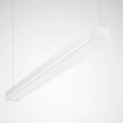 Minimalistyczna, prostokątna lampa wisząca w białym kolorze zawieszona jest poziomo na dwóch cienkich kablach na neutralnym tle.