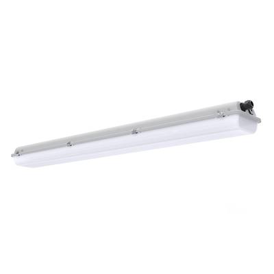 Podłużna lampa LED w białej, prostokątnej obudowie, przeznaczona do montażu sufitowego w pomieszczeniach przemysłowych lub komercyjnych.