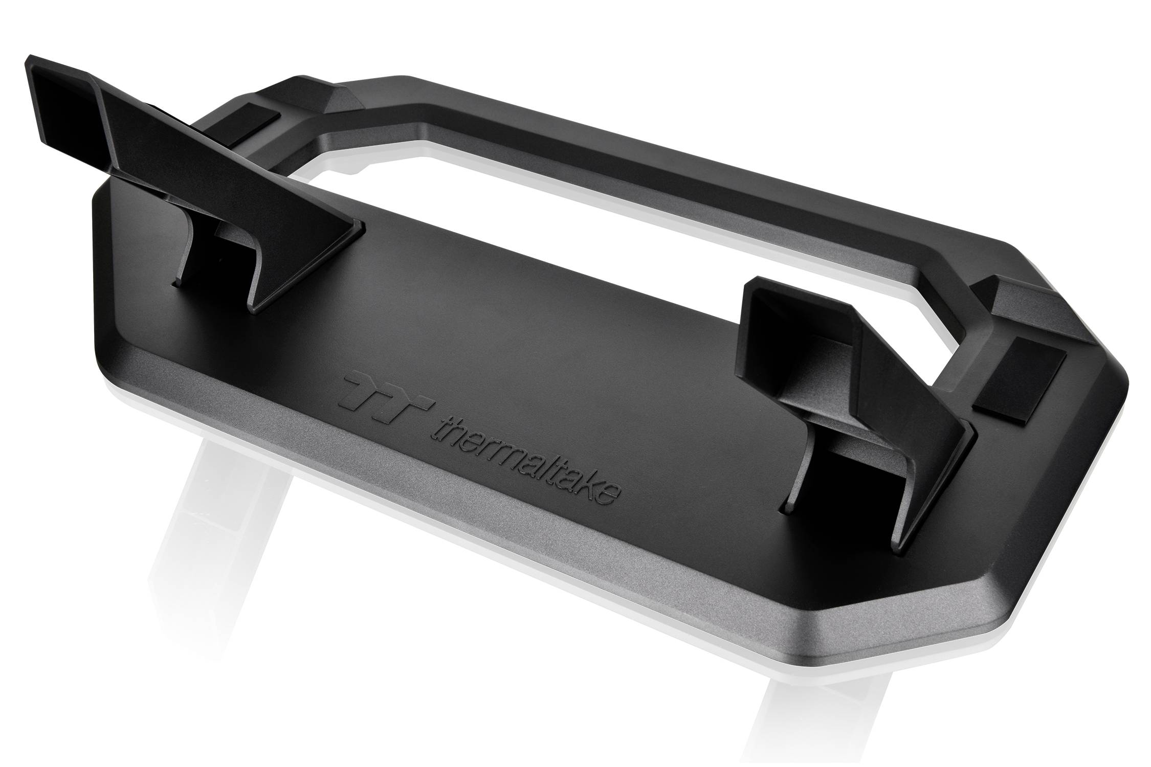 Czarny plastikowy stojak z dwoma uchwytami, używany do mocowania urządzeń. Napis: 'thermaltake'.