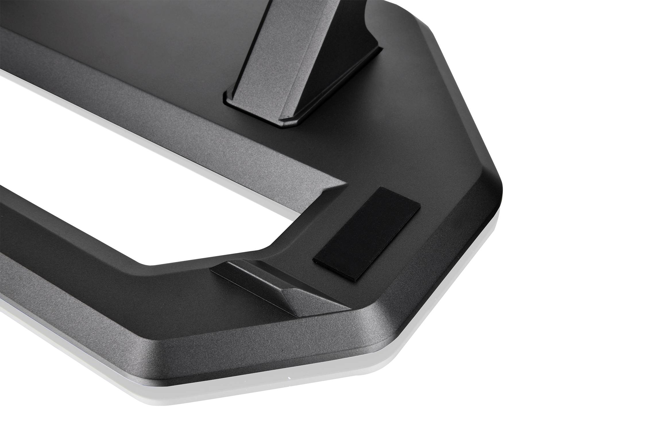 Czarny stojak, prawdopodobnie do monitora lub telewizora, o geometrycznych kształtach i ostrych krawędziach, na białym tle.