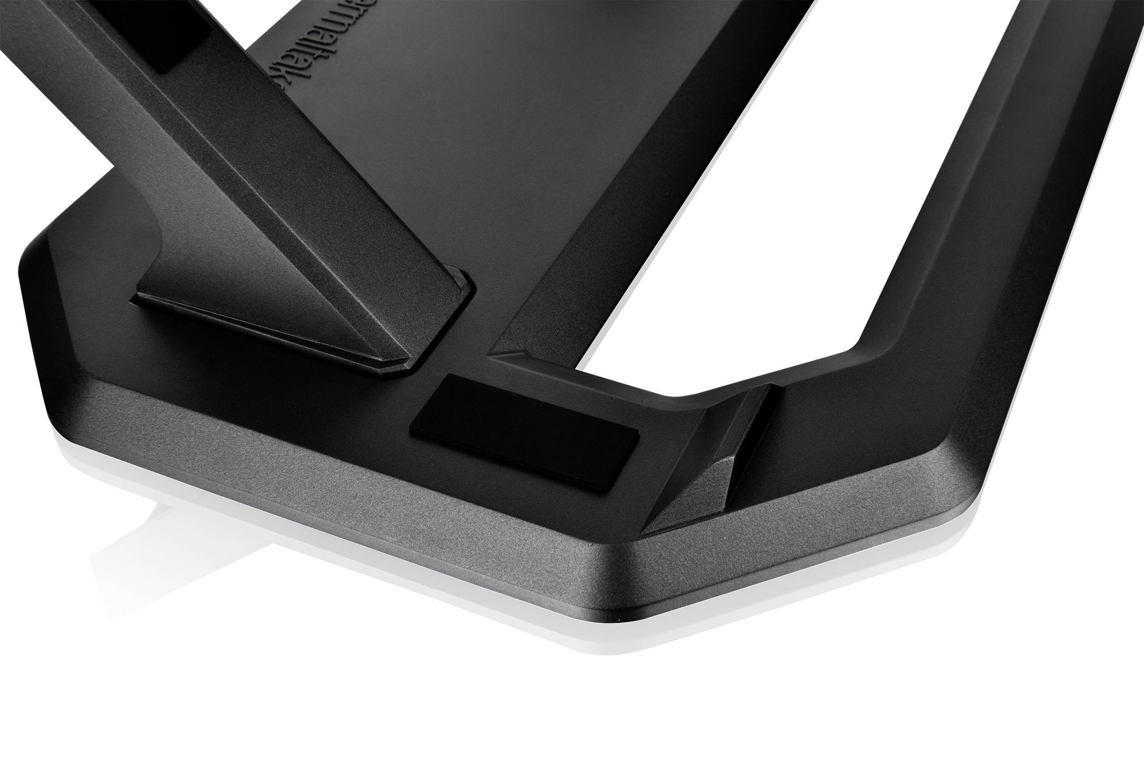 Zbliżenie czarnej, nowoczesnej stopy urządzenia na białym tle. Stopa charakteryzuje się ostrymi krawędziami i minimalistycznym designem.