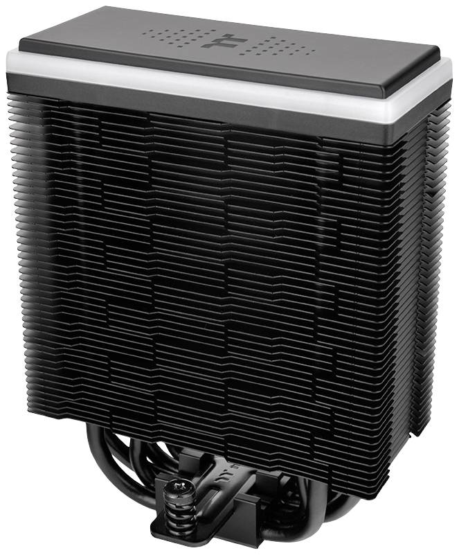 Czarny radiator procesora z wieloma żeberkami i rurkami cieplnymi, stosowany do odprowadzania ciepła w komputerach.