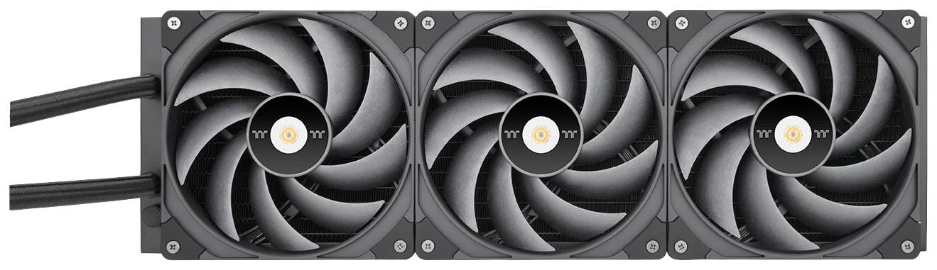 Trzy czarne wentylatory komputerowe zamontowane obok siebie, każdy z centralnym złotym symbolem. Są ułożone poziomo.