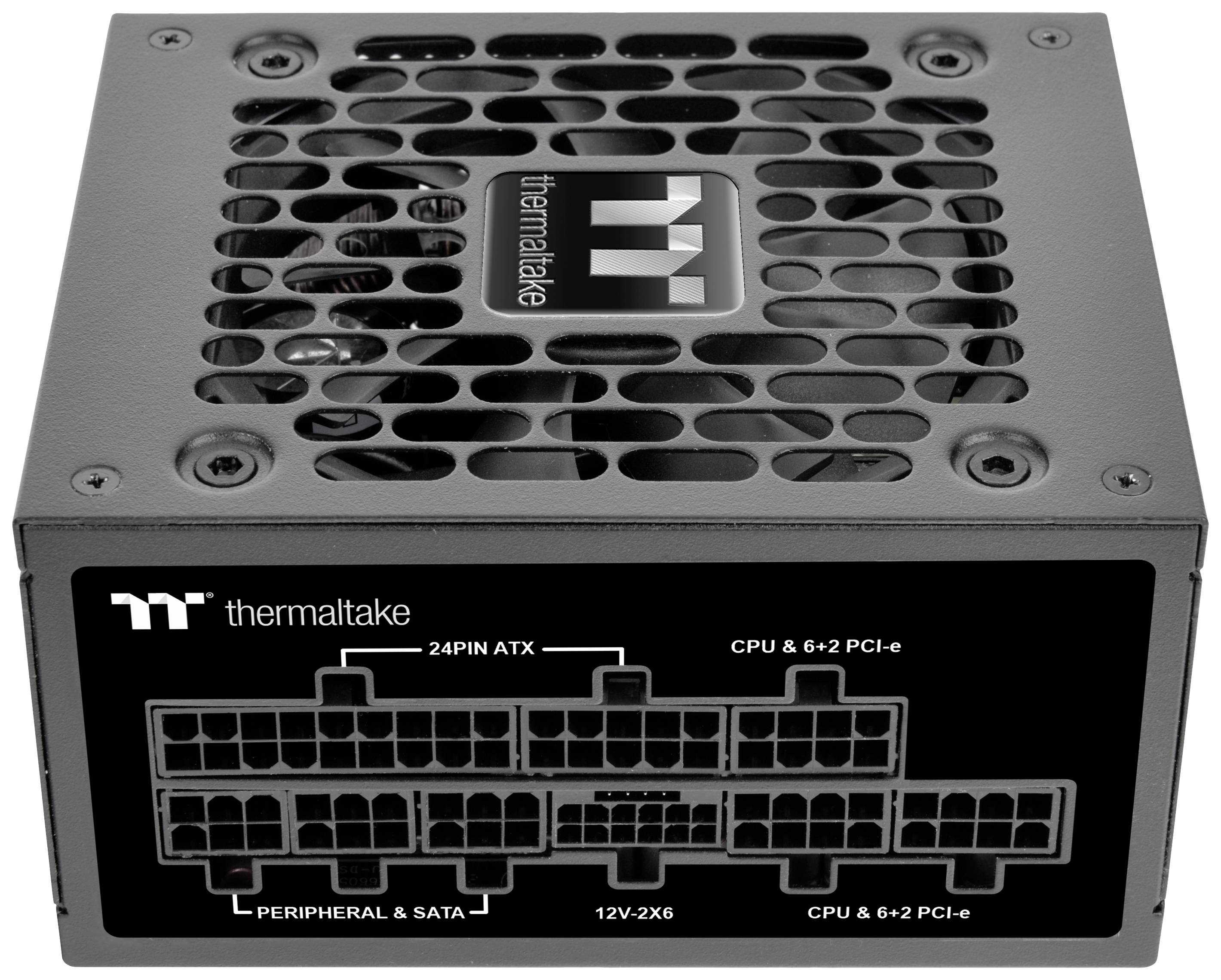 Czarny zasilacz Thermaltake z kratką wentylacyjną na górze. Przedstawia złącza: 24-pinowe ATX, procesor i PCI-e, urządzenia peryferyjne i SATA.