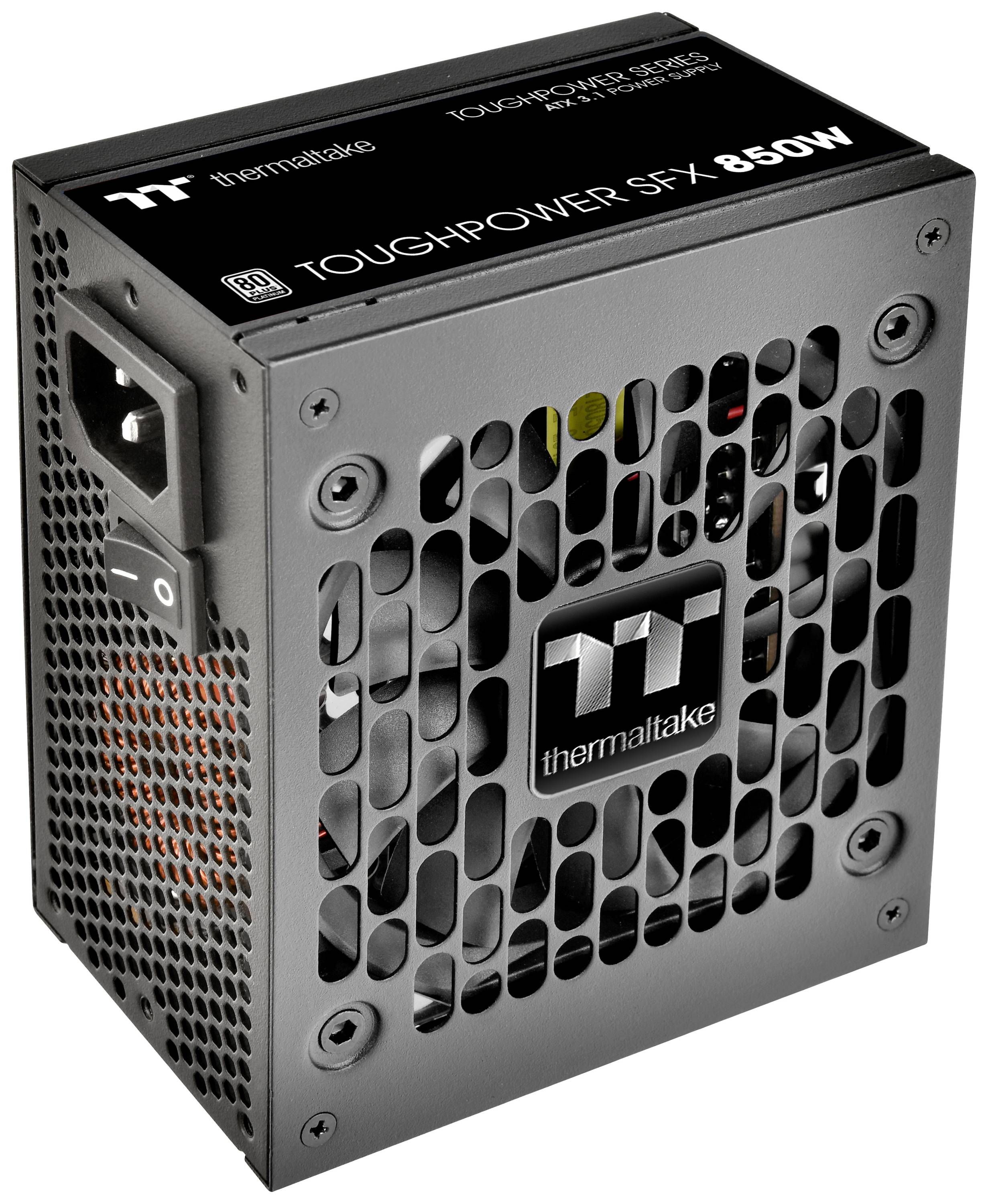 Czarny zasilacz komputerowy marki Thermaltake, model 'Toughpower SFX 850W', z kratką wentylacyjną i przyciskiem włączania.