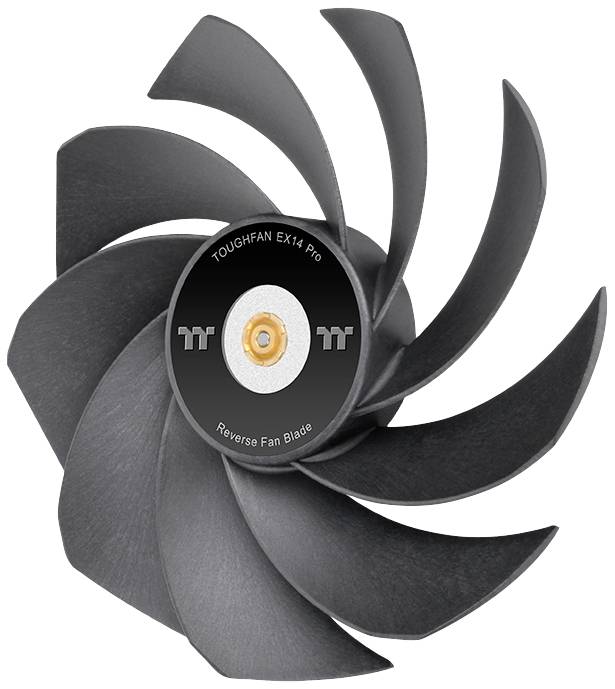 Łopatka wentylatora chłodzącego z kilkoma zakrzywionymi, czarnymi skrzydłami, widoczne centralne mocowanie. Nazwa marki rozpoznawalna.