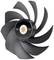 Łopatka wentylatora chłodzącego z kilkoma zakrzywionymi, czarnymi skrzydłami, widoczne centralne mocowanie. Nazwa marki rozpoznawalna.