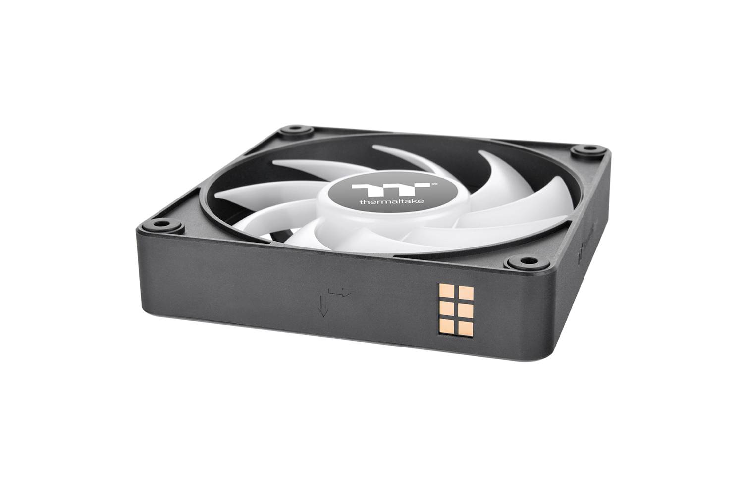 Kwadratowy wentylator komputerowy z białymi łopatkami w czarnej obudowie, z logo marki i pomarańczowym oznaczeniem na boku.