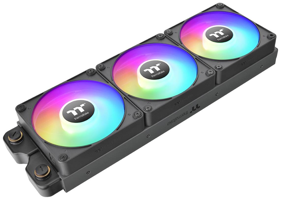 Trzy kolorowe wentylatory RGB do komputera z logo Thermaltake. Wentylatory są zamontowane w rzędzie i prezentują różne kolory.