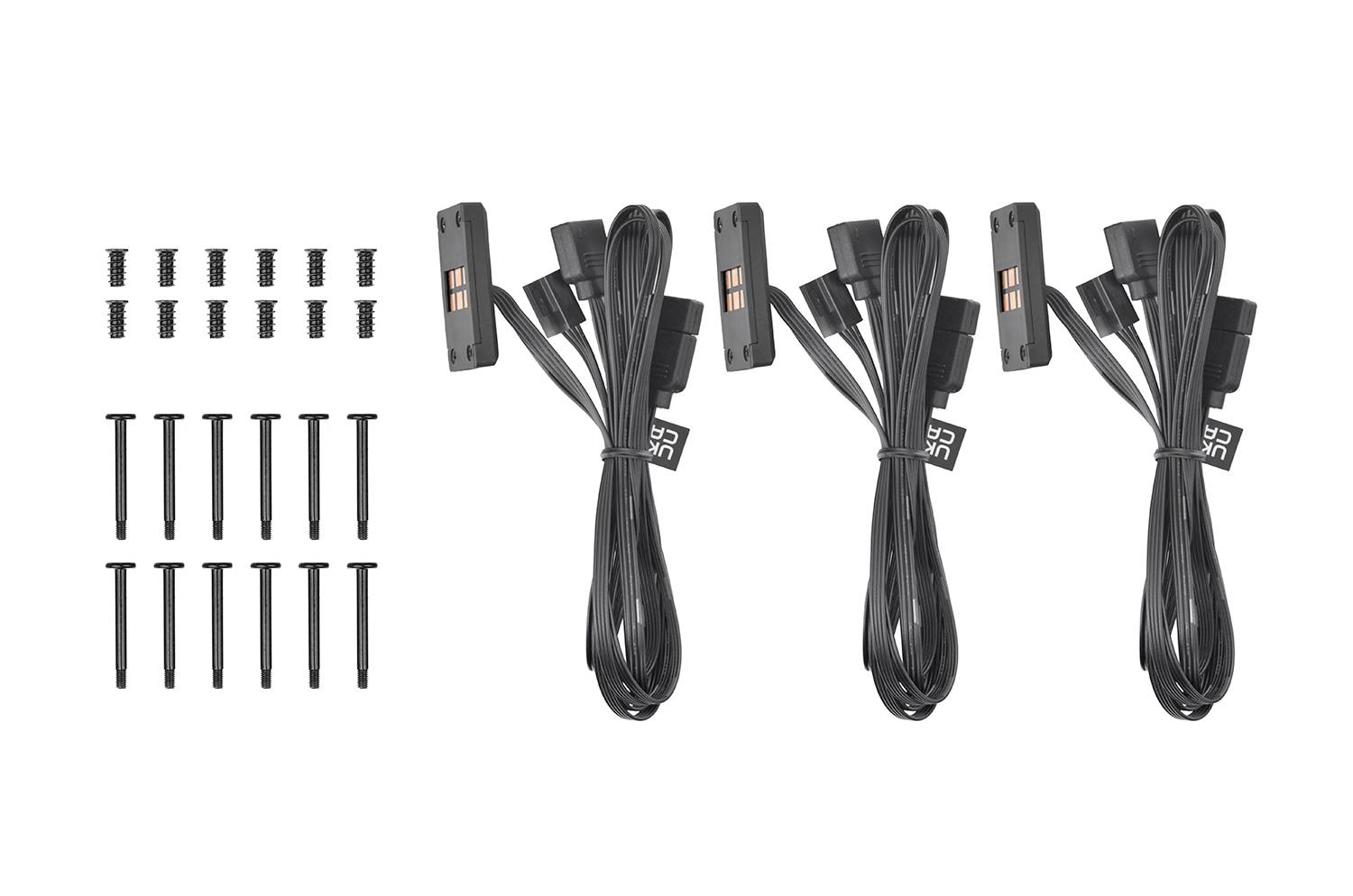 Trzy czarne wiązki przewodów z wtyczkami i etykietami, każda przymocowana czterema śrubami i gwoździami, ułożone obok siebie.