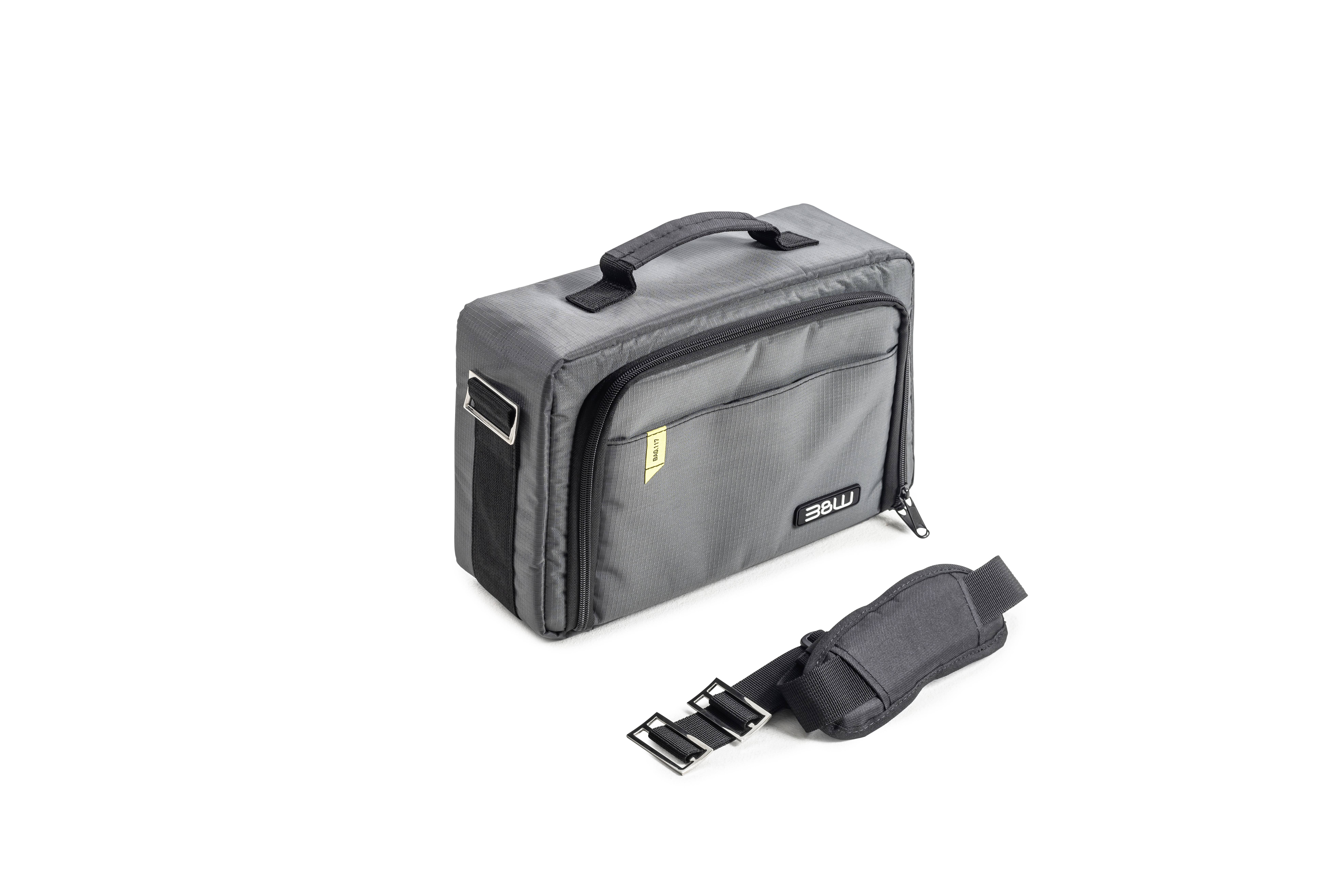 Czarna torba soft-case z uchwytem i zdejmowanym paskiem na ramię, odpowiednia do przewożenia urządzeń elektronicznych.