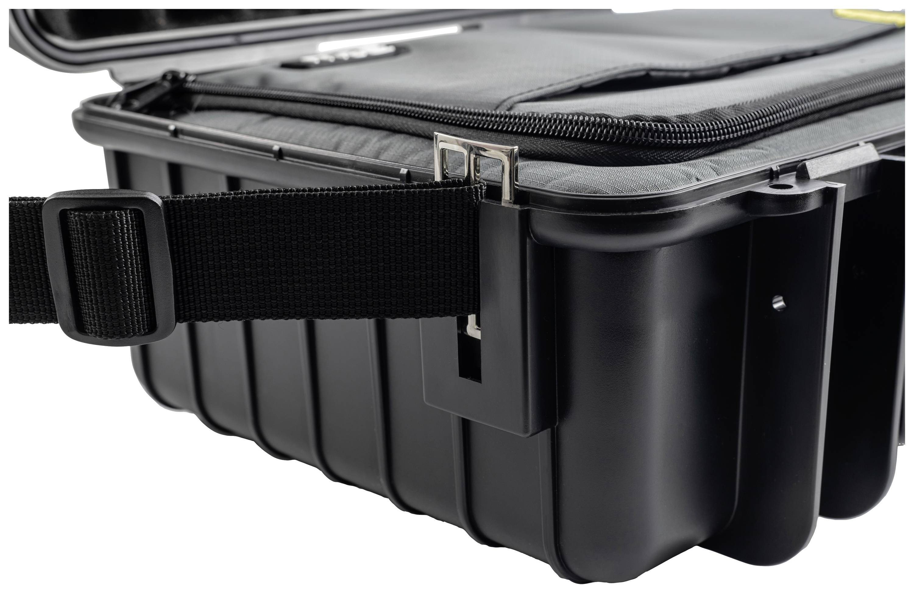 'Szczegół czarnej twardej skrzynki z zatrzaskiem i paskiem do noszenia.'