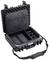 Czarny, otwarty pojemnik transportowy z wyściełanym wnętrzem, kilkoma małymi przegrodami, siatkowymi kieszonkami w pokrywie oraz paskiem do noszenia.