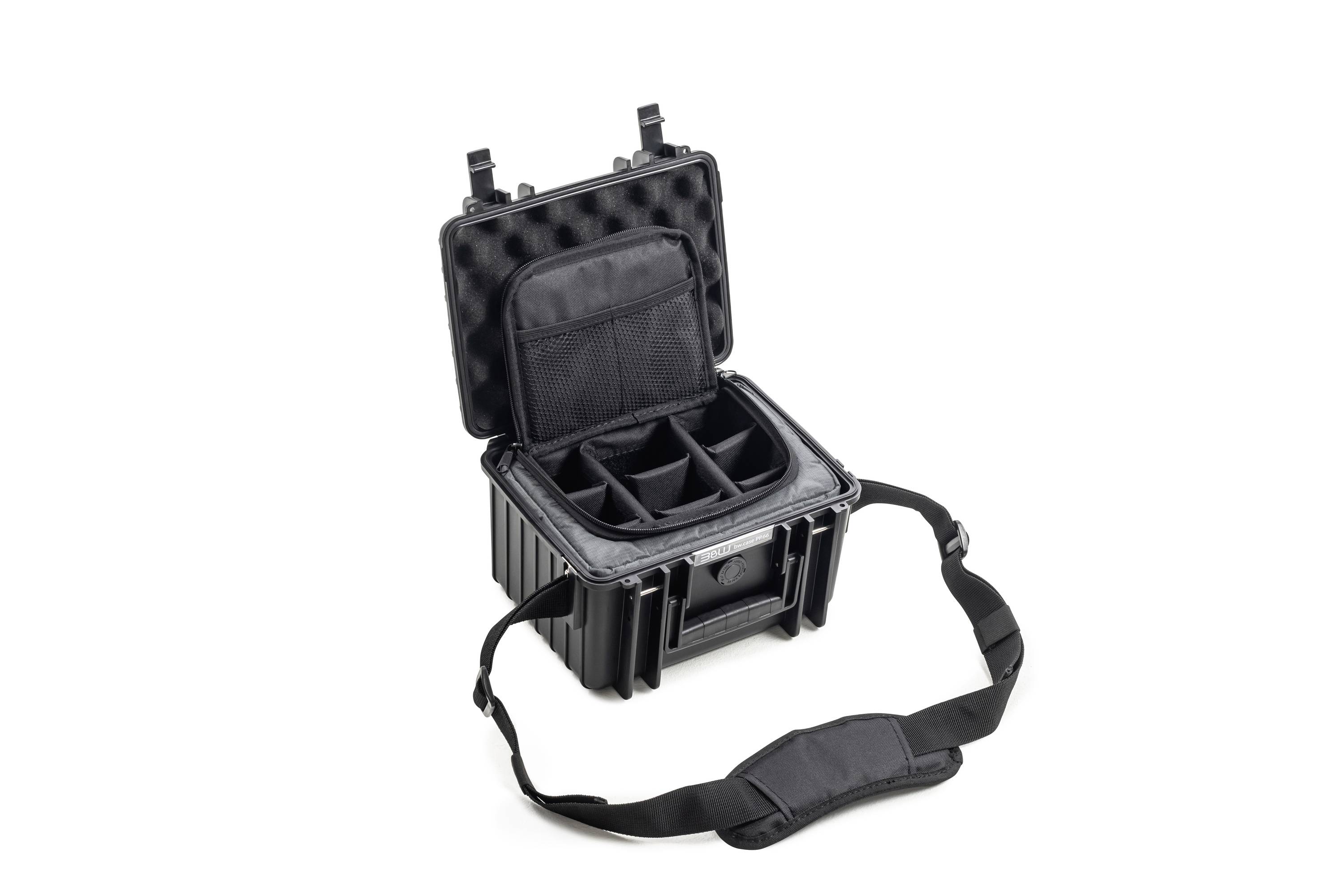 Czarna, twarda torba na aparat fotograficzny z otwartą klapą, wyposażona w regulowane przegrody i pasek na ramię.