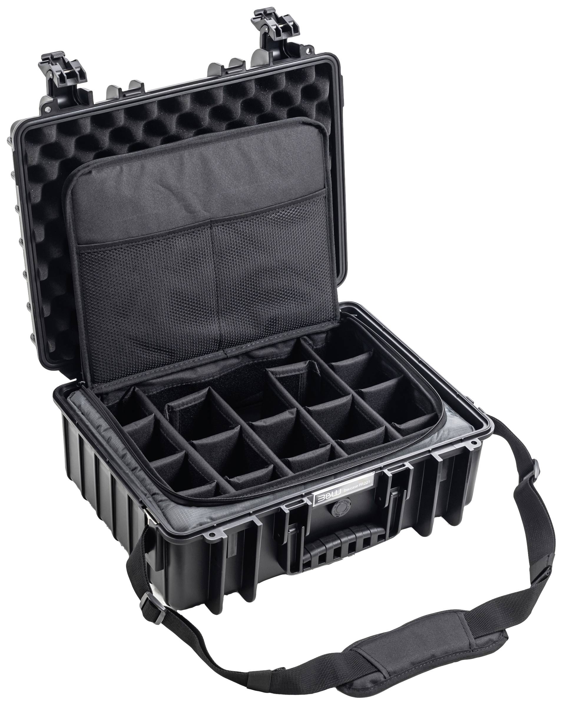 Czarny, otwarty twardy kufer z wieloma wyściełanymi przegródkami i paskiem na ramię, gotowy do przechowywania sprzętu.