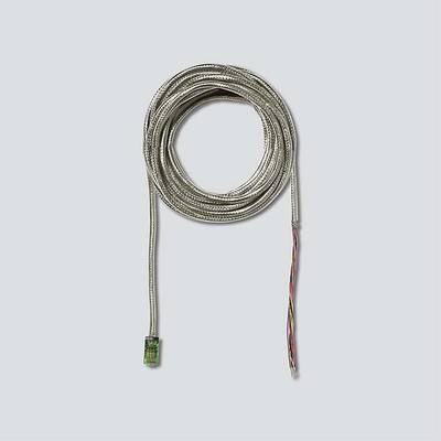 Zwinięty kabel z zielonym wtykiem na jednym końcu i wielokolorowymi przewodami na drugim końcu, sfotografowany na szarym tle.