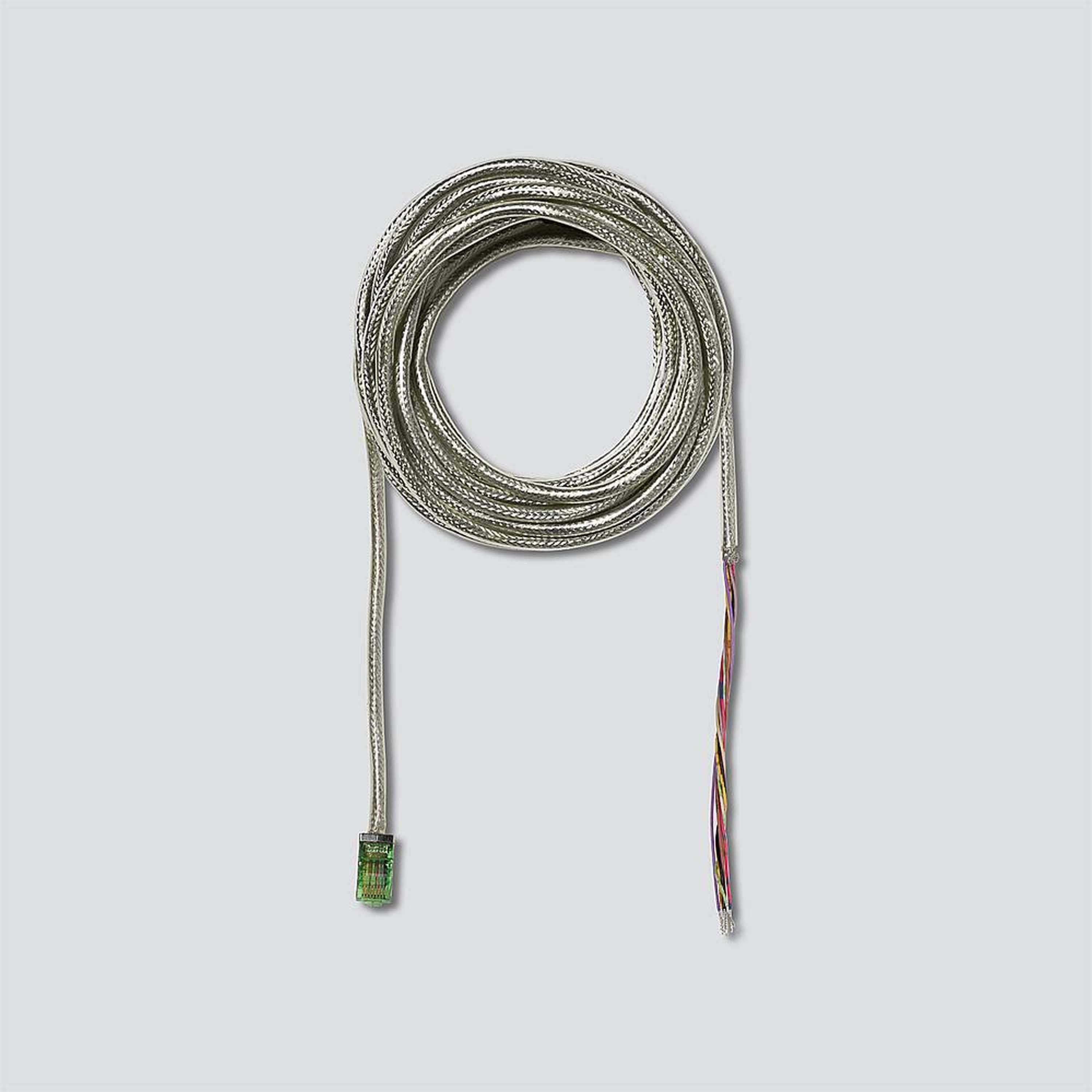 Długi, srebrny kabel z zielonkawą wtyczką na jasnoszarym tle.