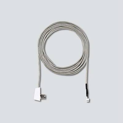 Długi, pleciony kabel USB do ładowania z białym adapterem i małą białą wtyczką na szarym tle.