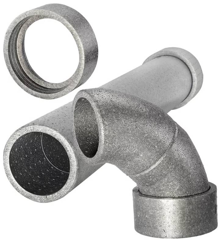 Metalowe rury z elementem łączącym i kolankiem. Nadają się do instalacji systemów rurociągowych.