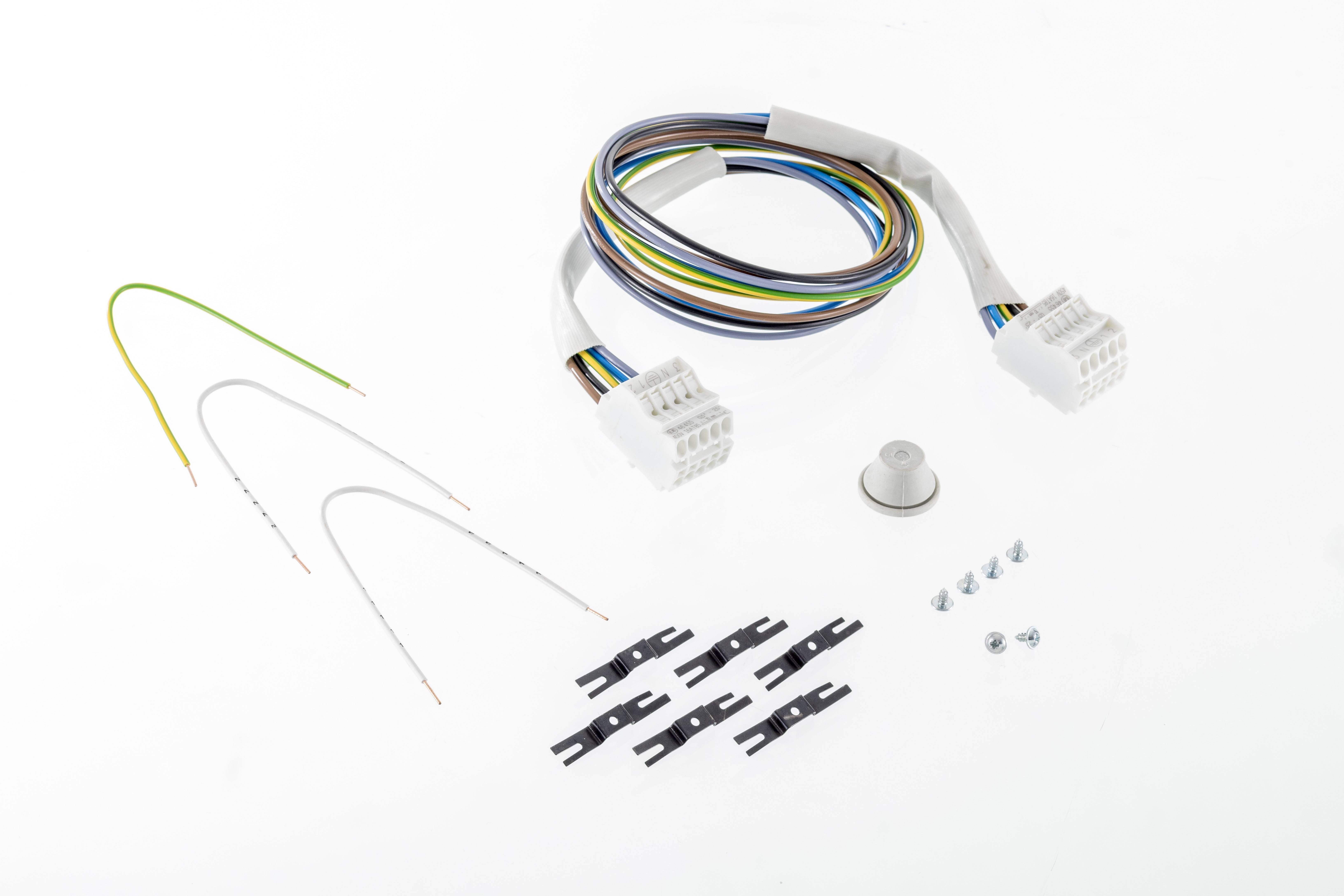Wielokolorowy zestaw kabli z wtyczkami, zaciskami przewodów i śrubami, przedstawiony na białym tle. Przeznaczony do podłączania urządzeń elektronicznych.