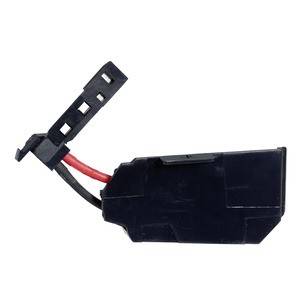 Czarny elektryczny złącz z czerwonym i czarnym przewodem, odpowiedni do połączeń w urządzeniach elektronicznych.