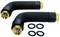 Dwa elastyczne, zakrzywione metalowe przewody z powłoką gumową i mosiężnymi złączkami, obok czterech okrągłych uszczelek.