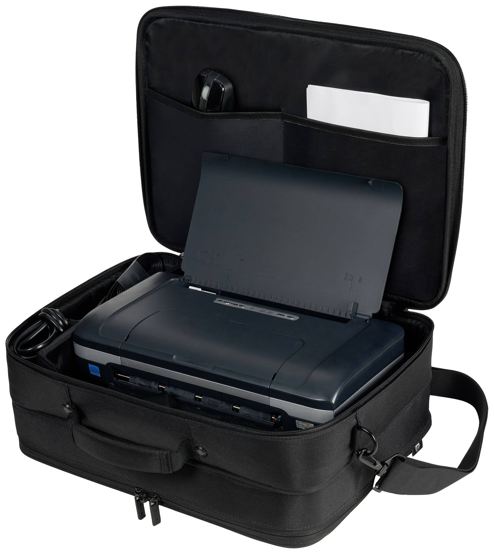 Przenośna drukarka w otwartej czarnej torbie transportowej, z przewodem i komorą na mysz, gotowa do użycia.