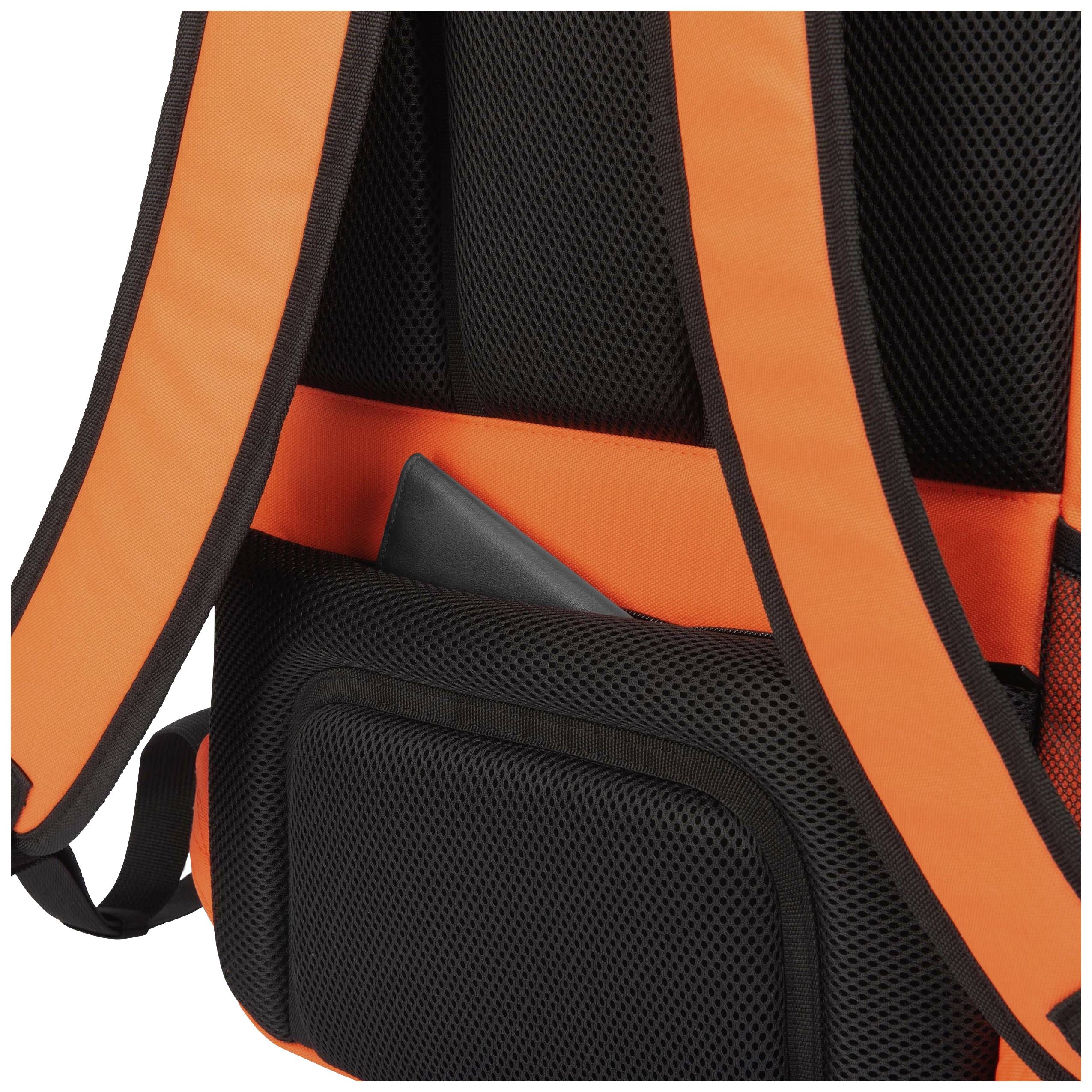 Pomarańczowy plecak z czarnym materiałem siatkowym prezentuje małą torbę po boku z czarnym przedmiotem wewnątrz.