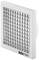 Kratka wentylacyjna w białym kolorze z kwadratowym wzorem, stosowana do wentylacji.