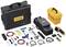 Różne narzędzia i przyrządy pomiarowe w zestawie Fluke, w tym kable, czujniki, termometr i torby transportowe. Idealne do badań technicznych.