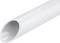 Białą rurę z tworzywa sztucznego, oglądaną pod skosem z boku, widać z otwartym okrągłym otworem po lewej stronie.