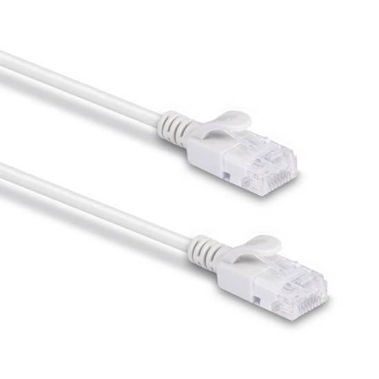 Dwa białe kable Ethernet z podłączeniami RJ45 w zbliżeniu.