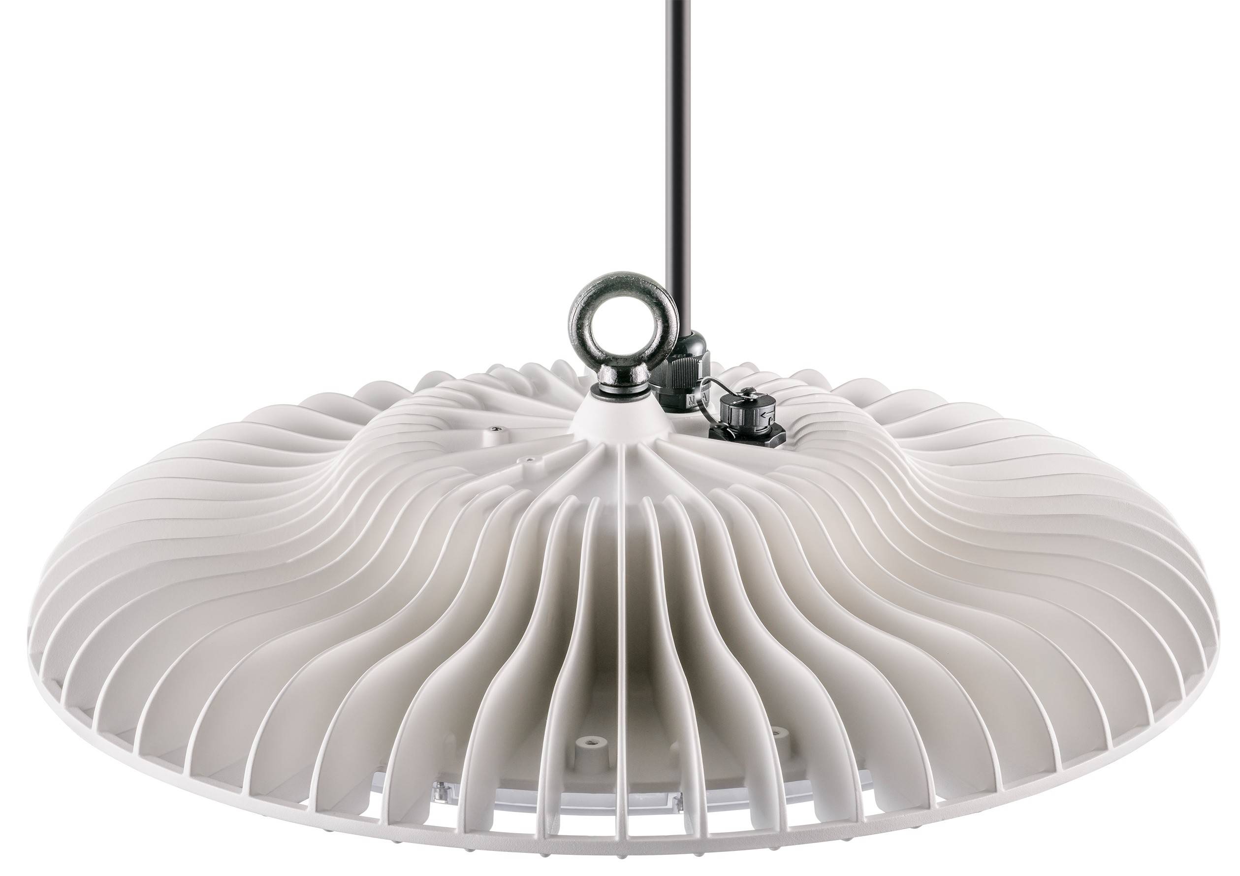 Okrągła, srebrna lampa LED zwisa z sufitu. Lampka ma żebrowaną strukturę i jest zawieszona na czarnym przewodzie.