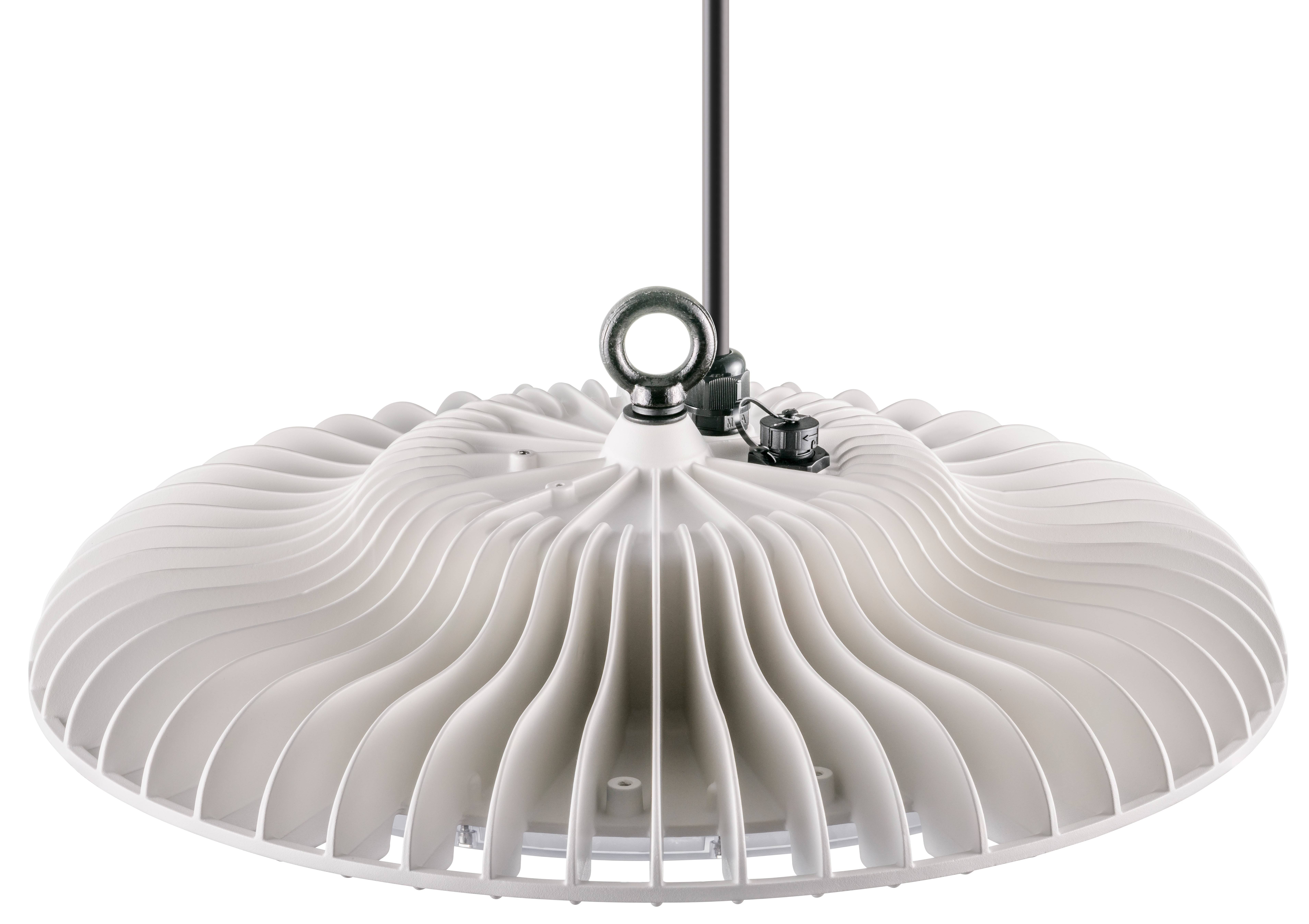 Przemysłowa lampa w kształcie okrągłego metalowego korpusu z żeberkowatą strukturą, zawieszona na kablu.