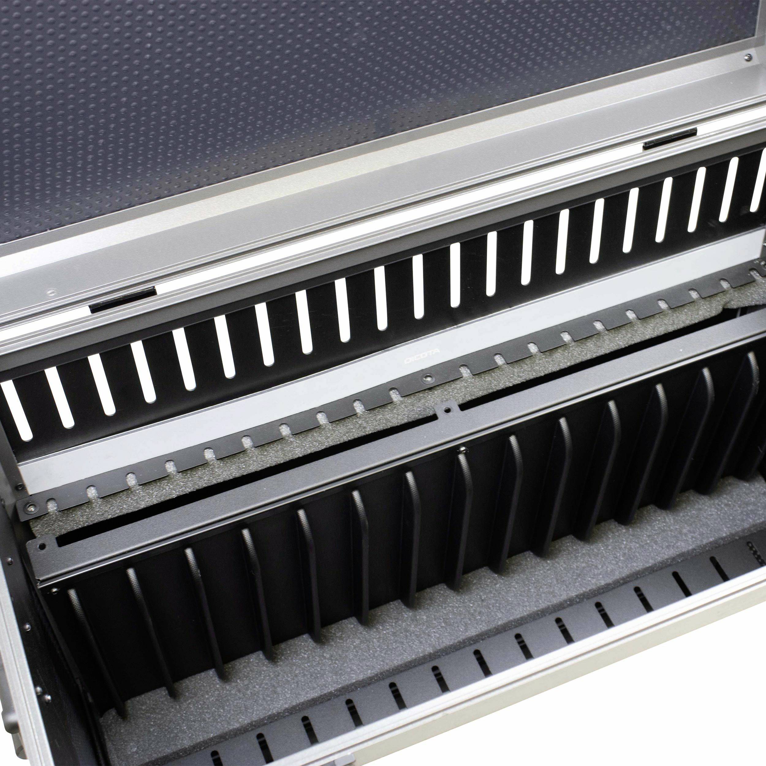 Otwarty teczkofer z przegródkami do systematycznego przechowywania przedmiotów. Wewnątrz wyłożony ochronną pianką.